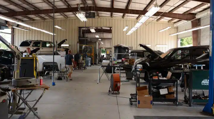 ورشة سمكرة سيارات في الرياض